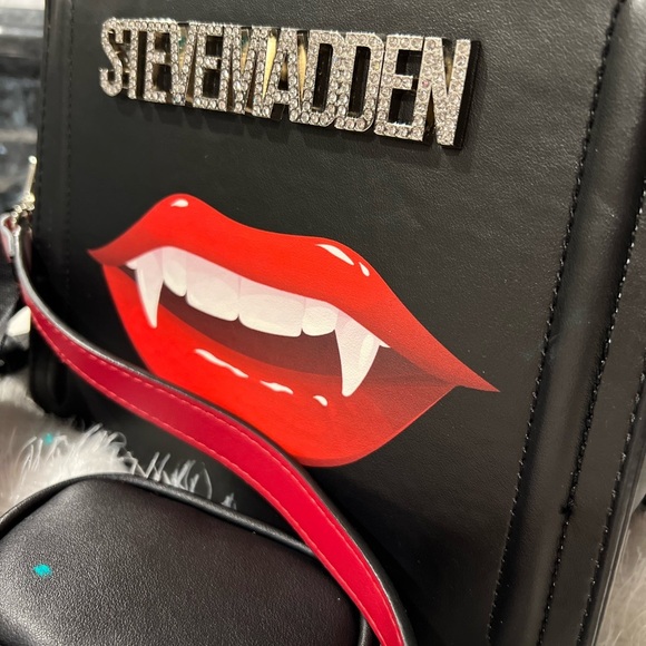 💋 🧛♀️ NWT- STEVE MADDEN SUPER CUTE VAMPIRE FANG LIP BEVELYN SATCHEL💋🧛♀️ - Picture 7 of 15